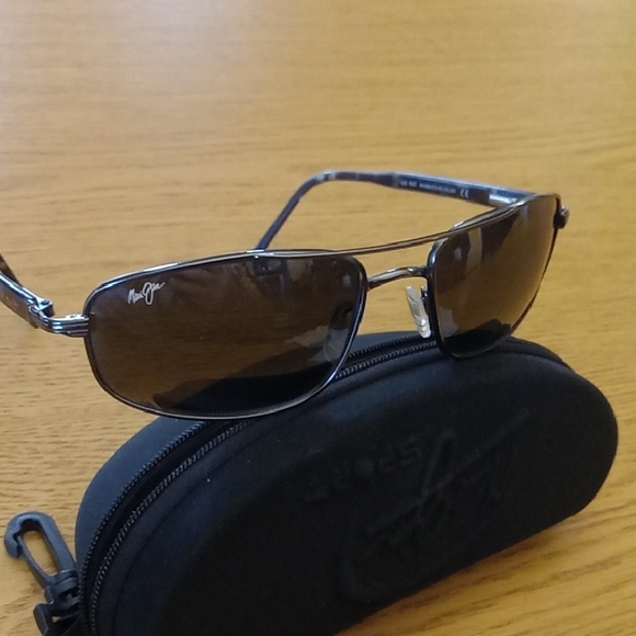 Maui Jim Dark Gray Sunglasses with Black Case - Picture 1 of 4
